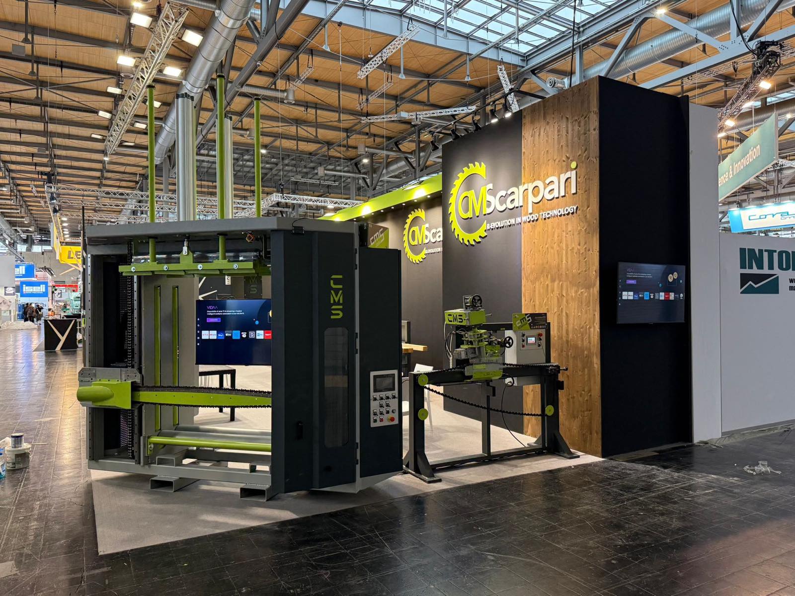 CMS Scarpari machine in the foreground in front of the wood-effect volume and the monitor