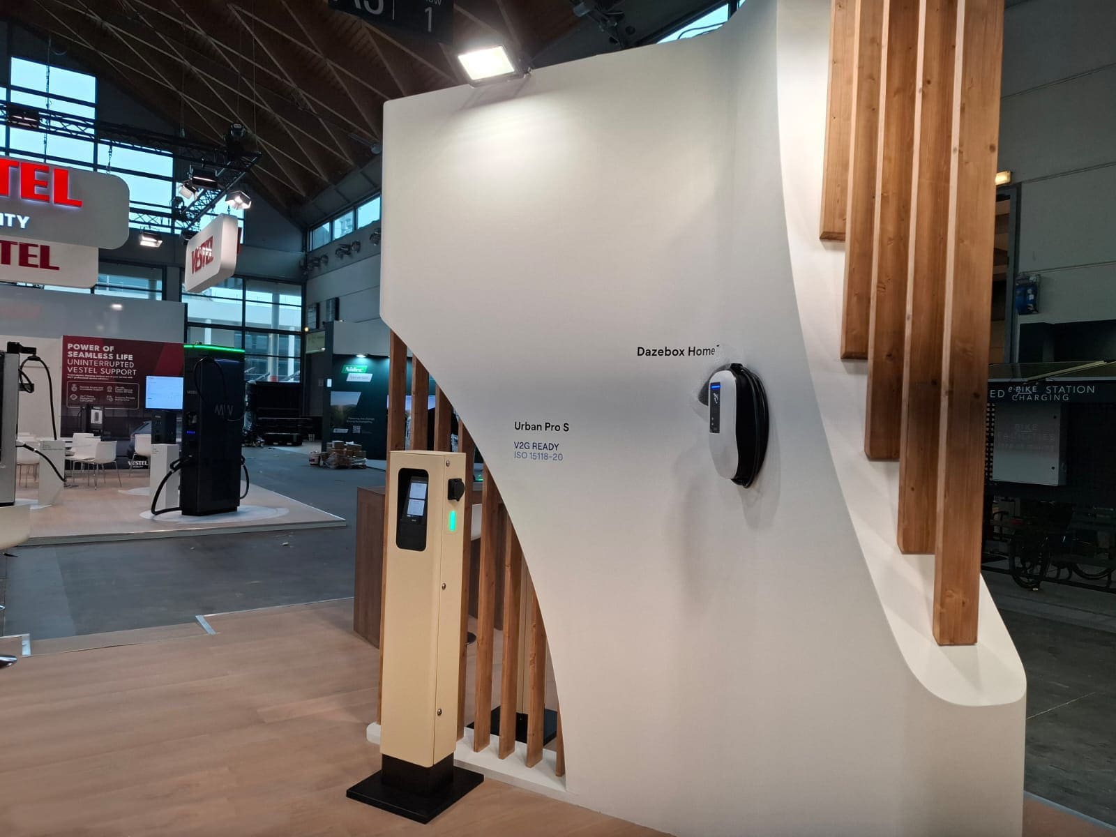 Wallbox Dazebox Home e colonnina Urban Pro S su parete curva con listelli in abete