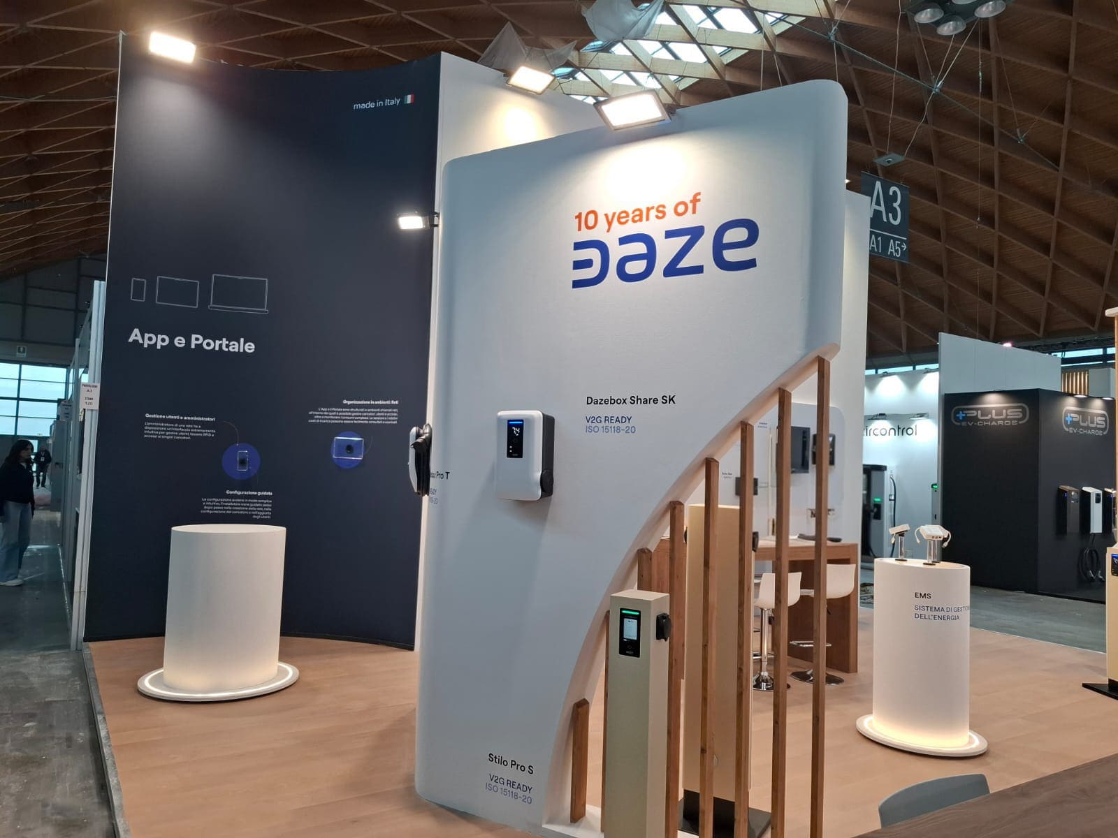 Parete “10 years of Daze” con wallbox, cilindri espositivi e area App e Portale