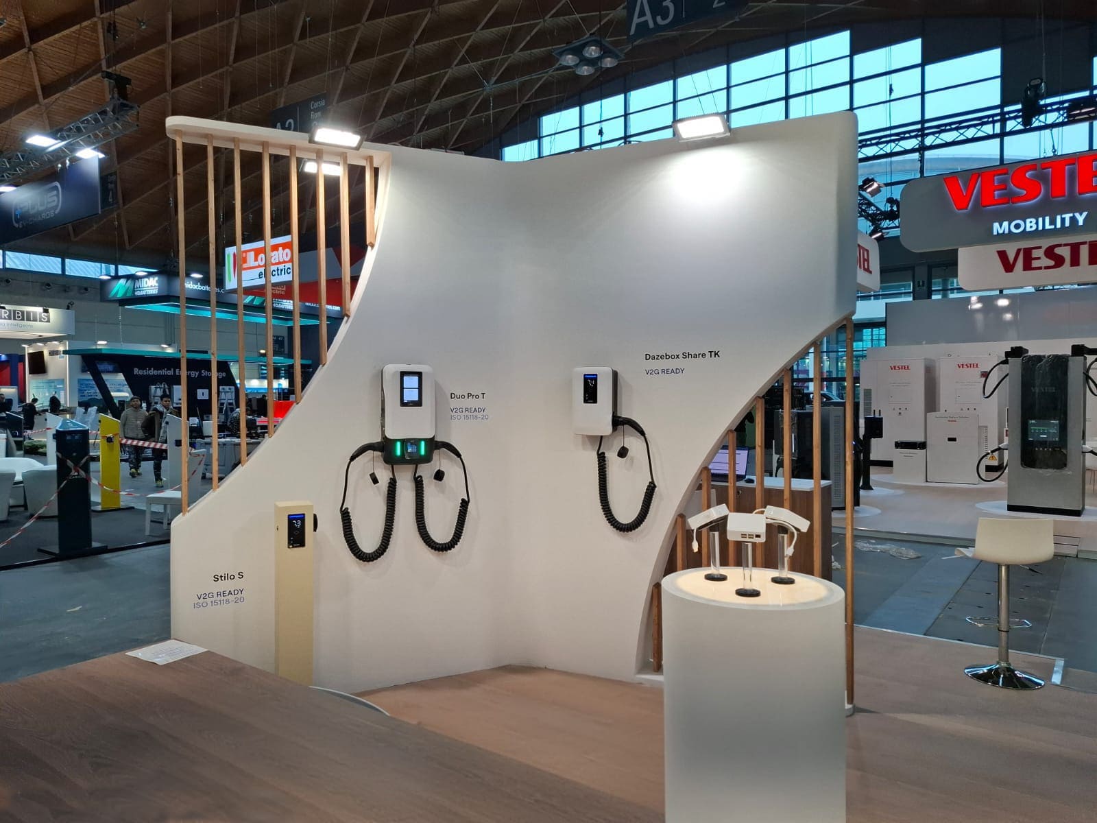 Parete espositiva curva con le stazioni di ricarica Duo Pro T e Dazebox Share TK