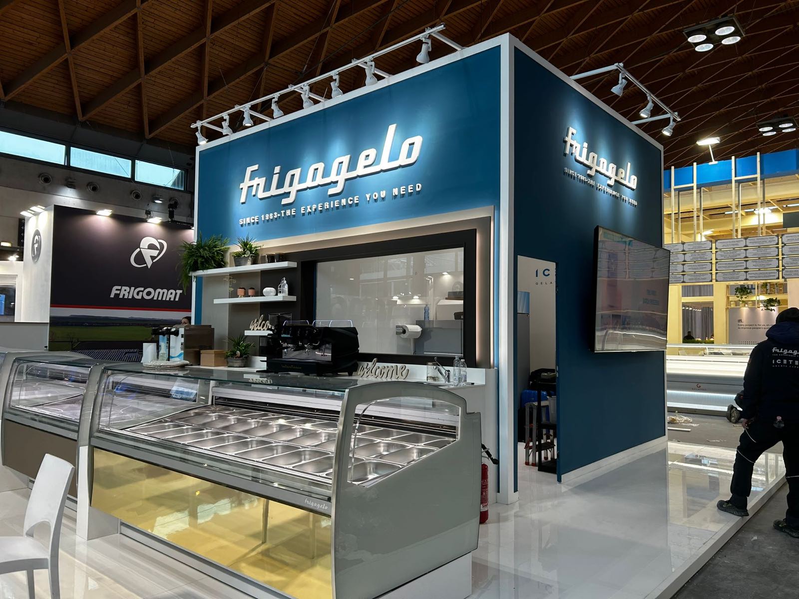 Bancone del volume blu con macchina da caffè e vetrina gelato
