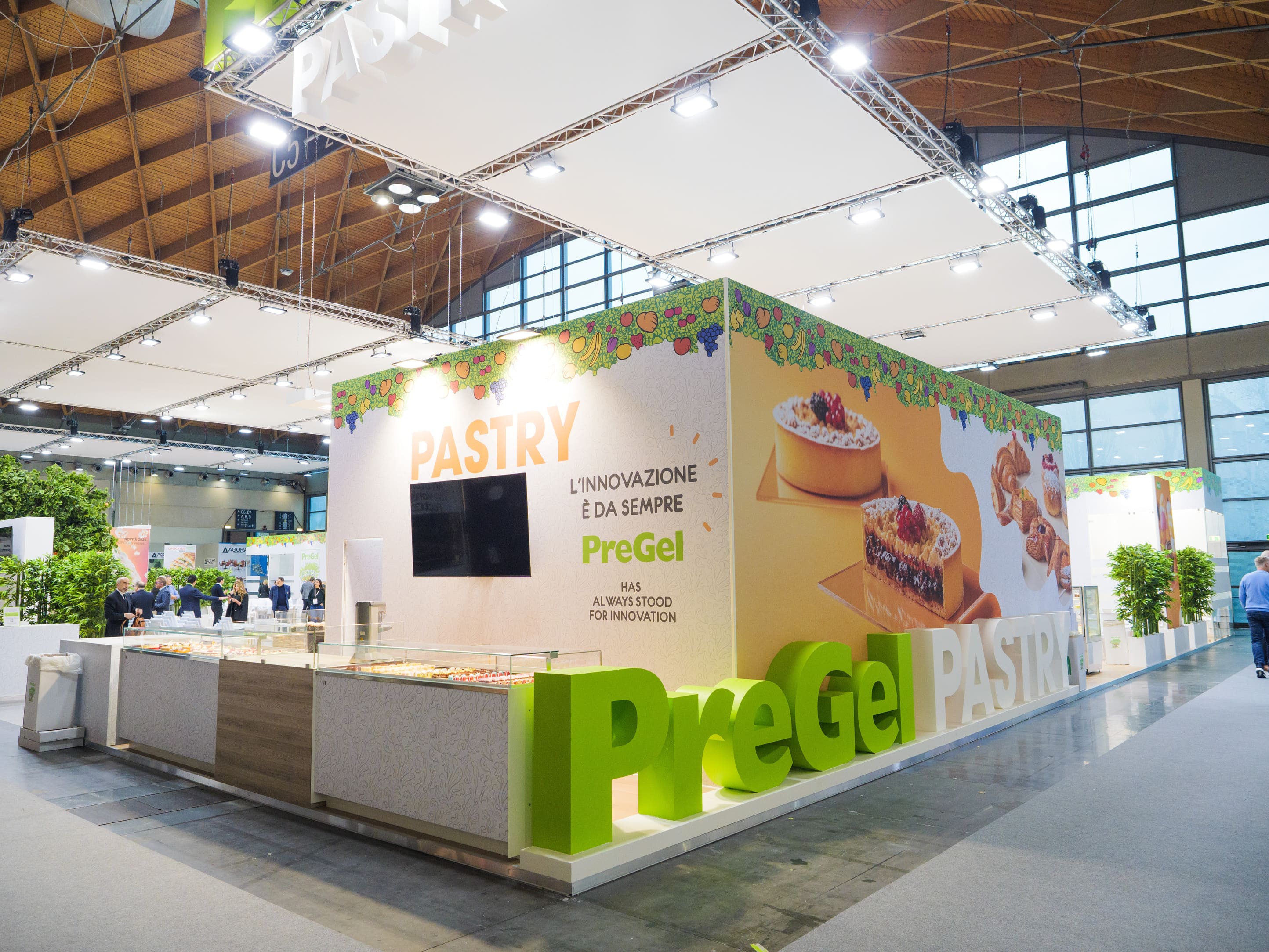 Area PASTRY dello stand PreGel con logo 3D verde e banchi espositivi
