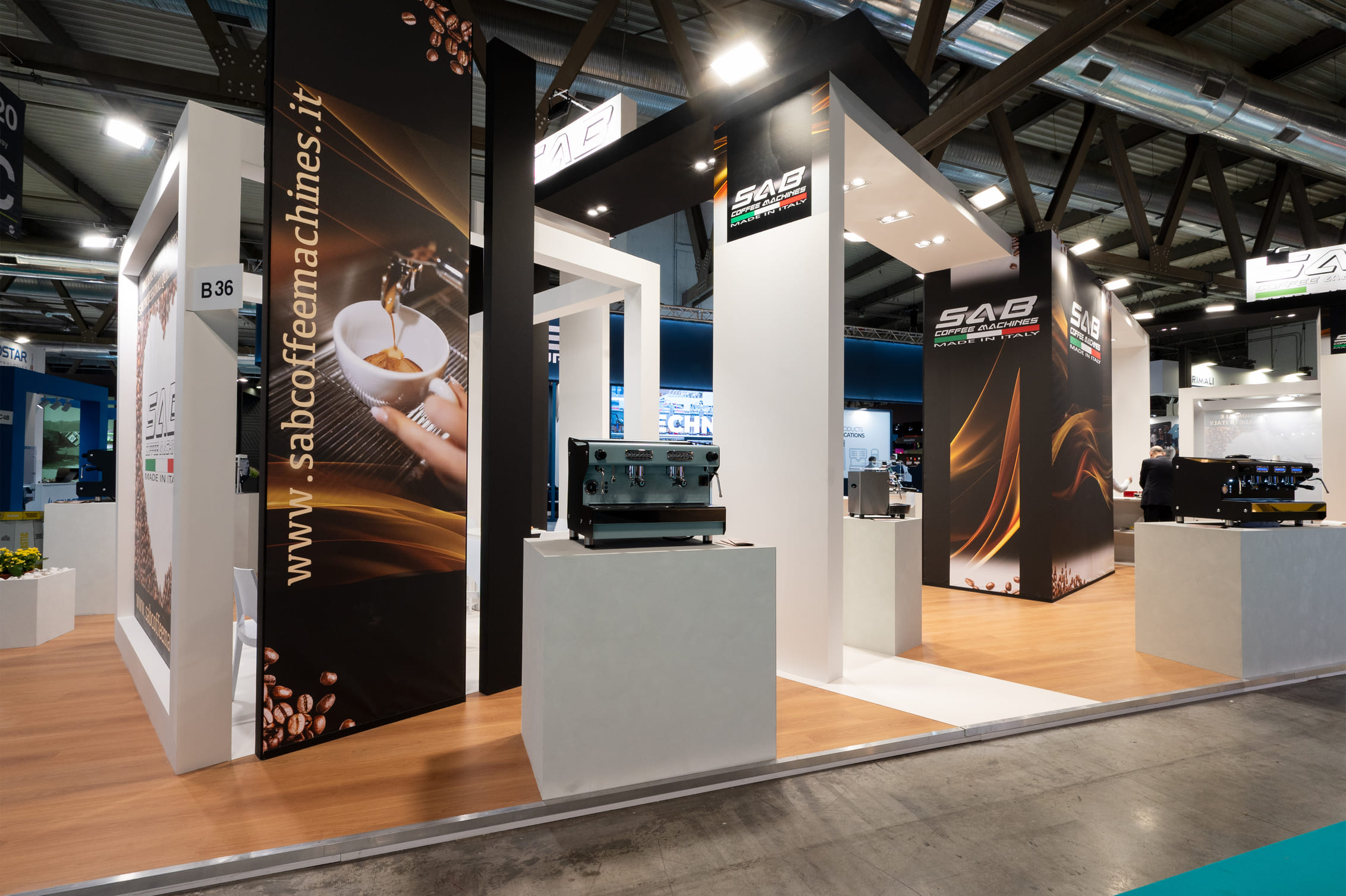 Portali bianchi e grafiche con tazzina di espresso nello stand Sab Coffee Machines