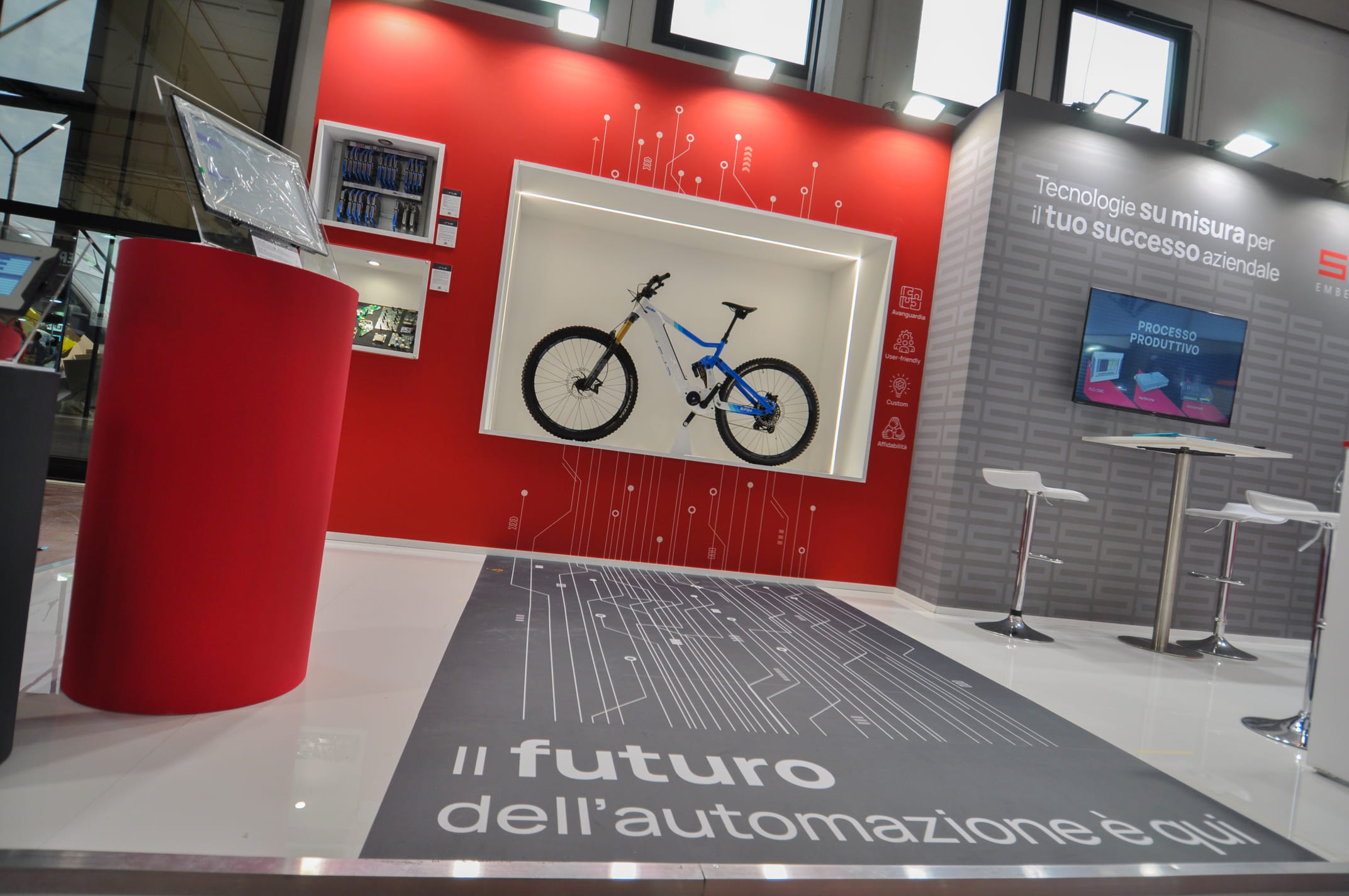 Pavimento stampato “Il futuro dell’automazione è qui” davanti alla nicchia con e-bike