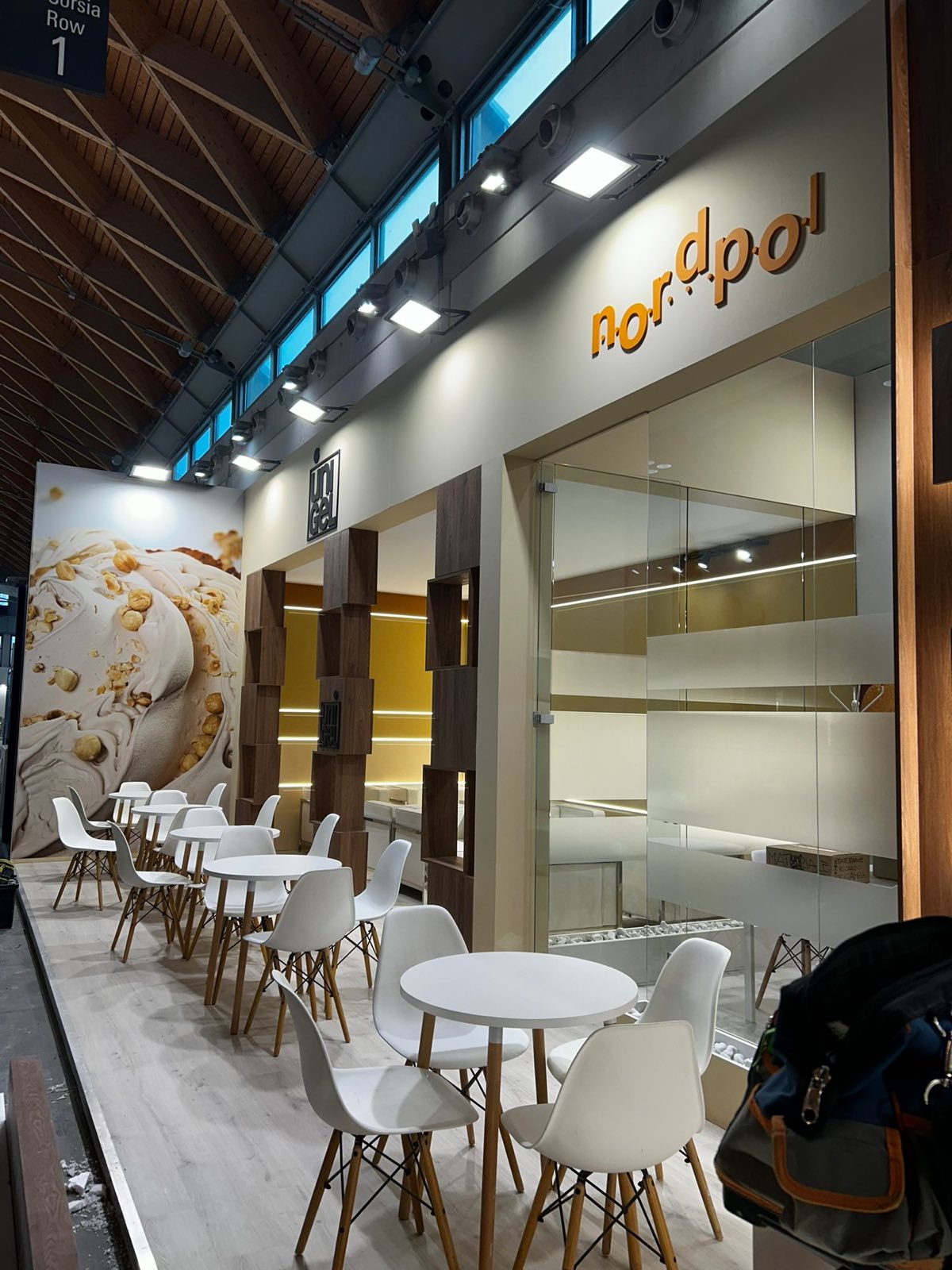 Sala vetrata Nordpol affacciata sull’area con tavoli e sedie bianche